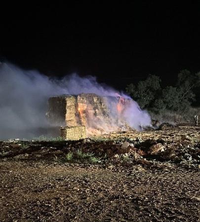Imagen Agricultores de Peralta de Alcofea y Berbegal sofocan un incendio en un...