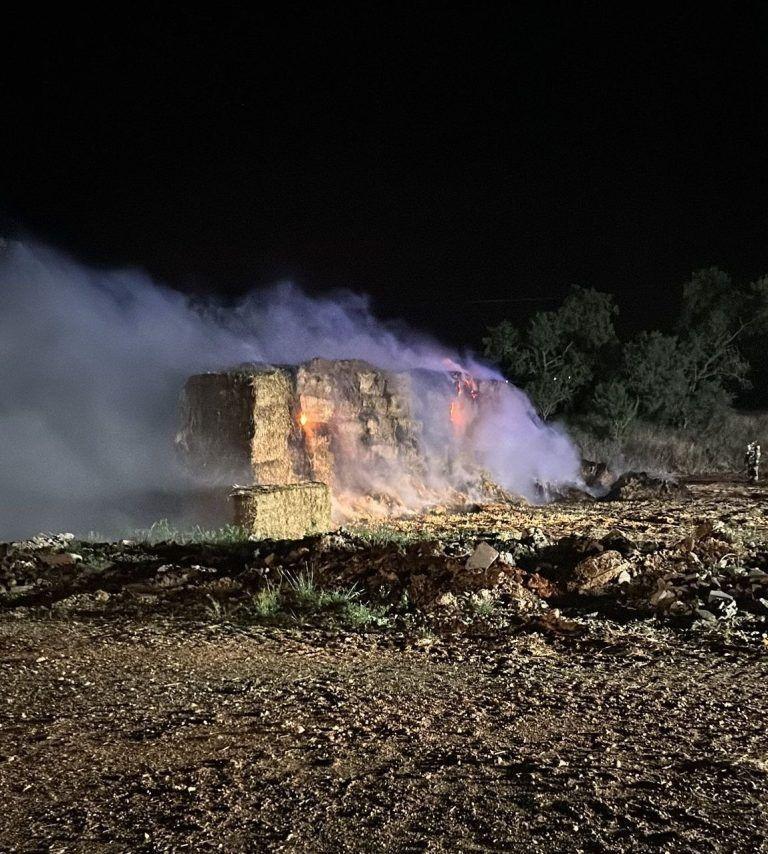 Imagen Agricultores de Peralta de Alcofea y Berbegal sofocan un incendio en un pajar.