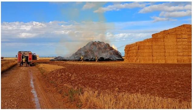 Imagen Un rayo provoca un incendio de una pila de pacas de paja en Lagunarrota.