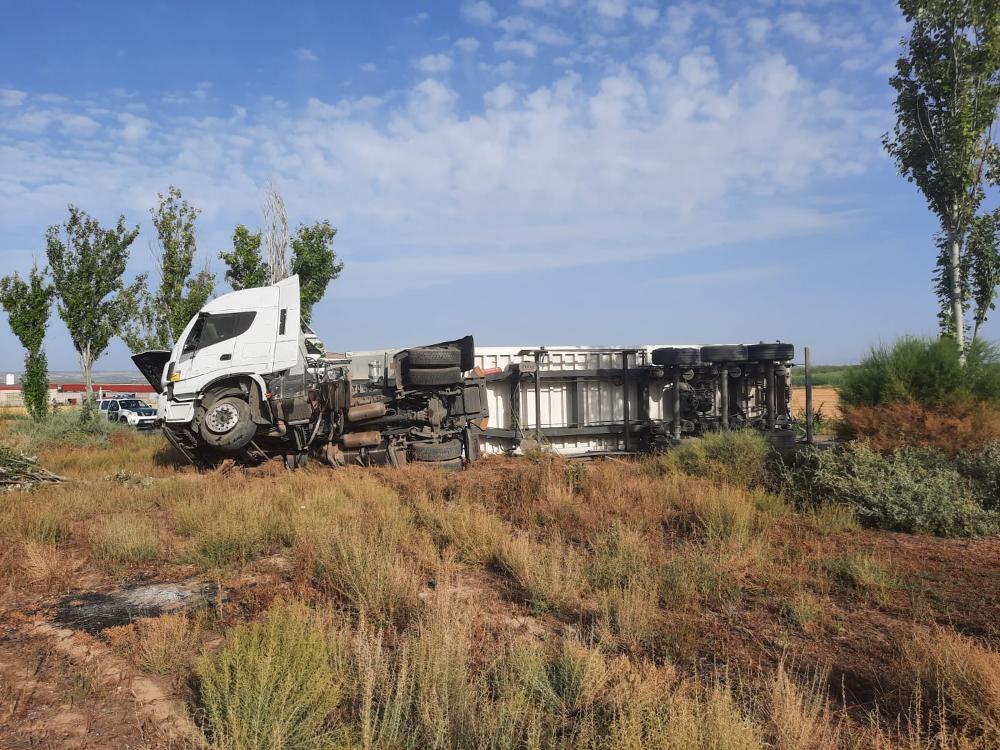 Imagen Aparatoso choque de dos camiones entre Peralta de Alcofea y Berbegal.